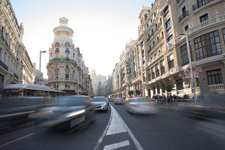5 trucos para aparcar fácil y rápido y 1 infalible para manejarte por el centro de Madrid