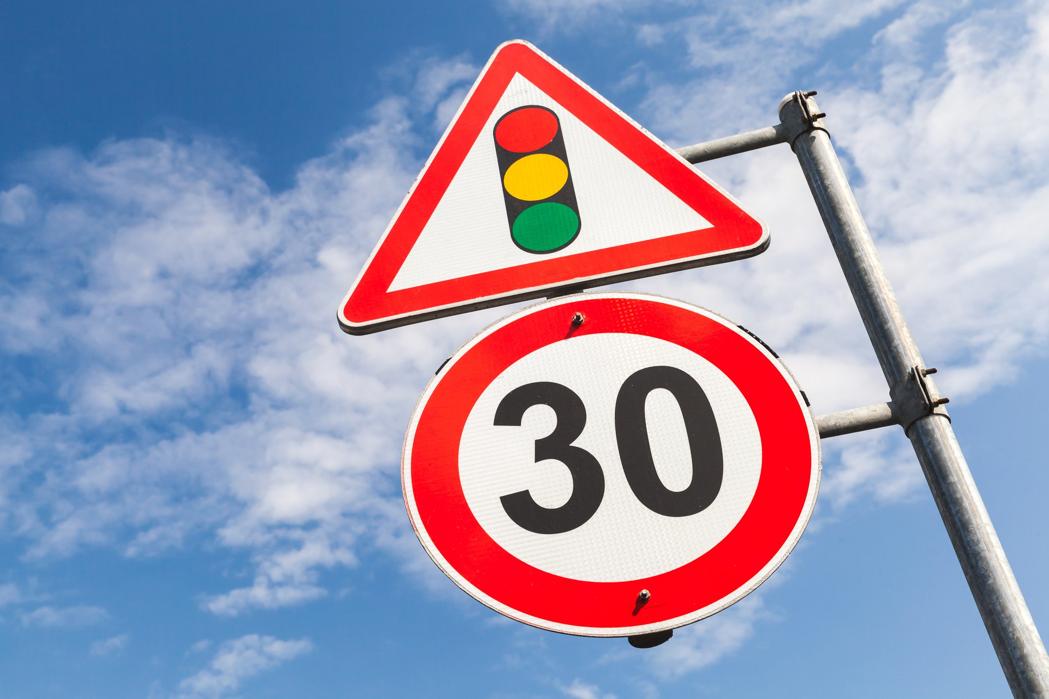 Nueva normativa: Se reduce a 30 km/h el límite de velocidad en las calles de un único carril