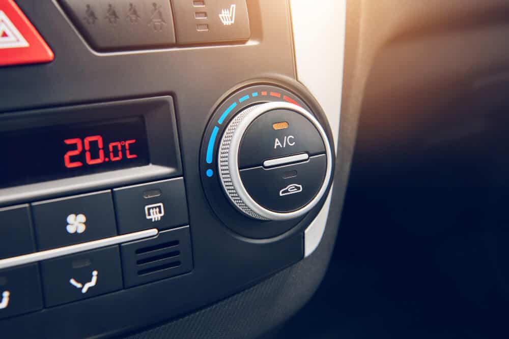 Descubre cómo proteger la batería y los sistemas clave de tu coche eléctrico ante las altas temperaturas del verano.