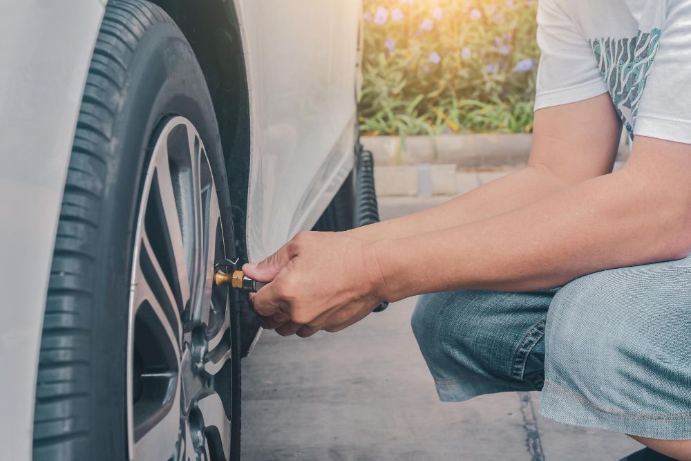 Cómo arreglar tus neumáticos sin pasar por el taller. Soluciones rápidas y duraderas para neumáticos dañados, con la seguridad añadida de tener un coche de renting con todo incluido.