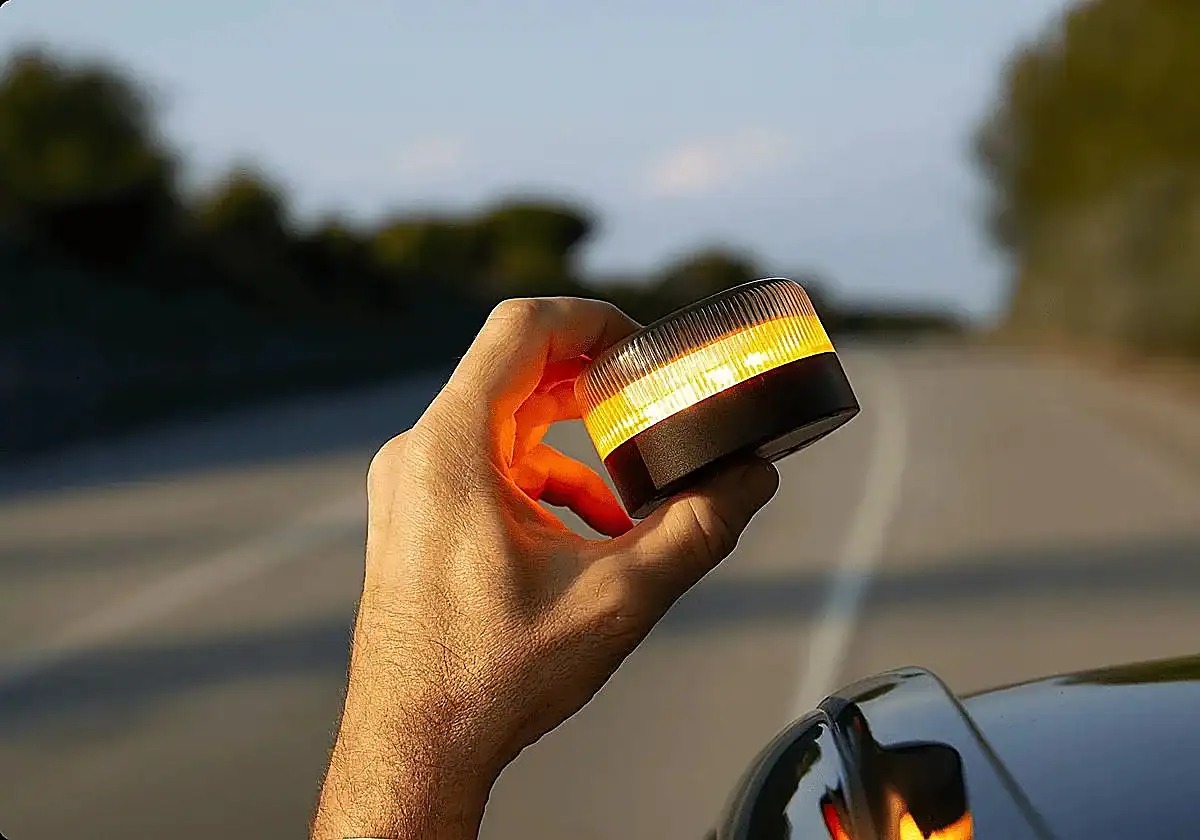 Luz de Emergencia V-16 Conectada: La Guía Definitiva sobre su Obligatoriedad en 2026